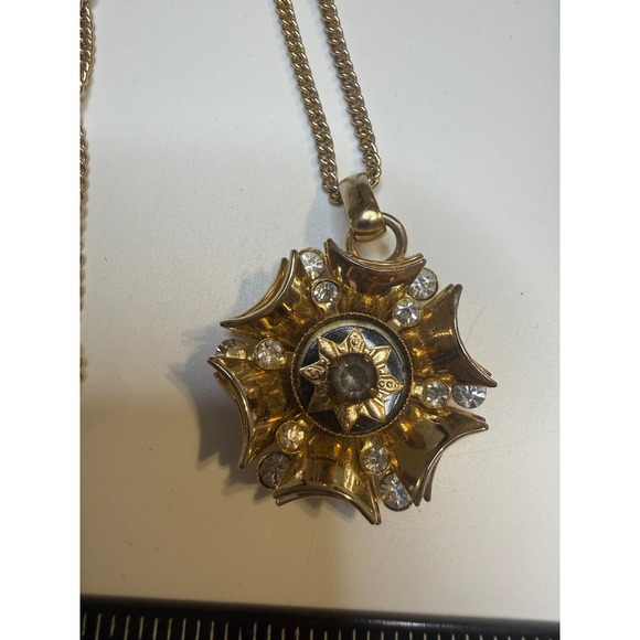 Unbranded Jewelry - Vintage Gold Tone Sunburst Star Medallion Rhinestone Pendant Necklace 16 Inch